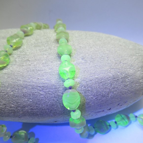 Uranium glass bead necklace - Picture 6 of 12